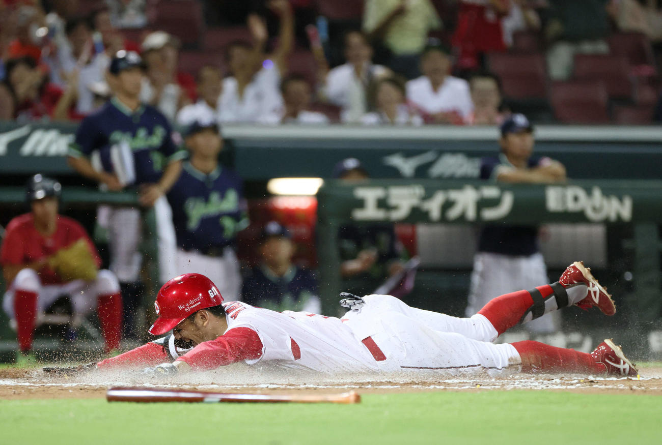広島対ヤクルト　6回裏広島2死二、三塁、矢野は中越え3点ランニング本塁打を放つ（撮影・加藤孝規）