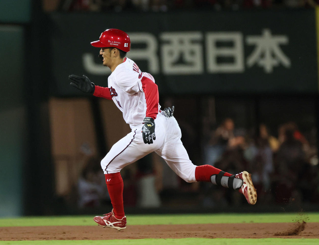 広島対ヤクルト　6回裏広島2死二、三塁、矢野は中越え3点ランニング本塁打を放つ（撮影・加藤孝規）