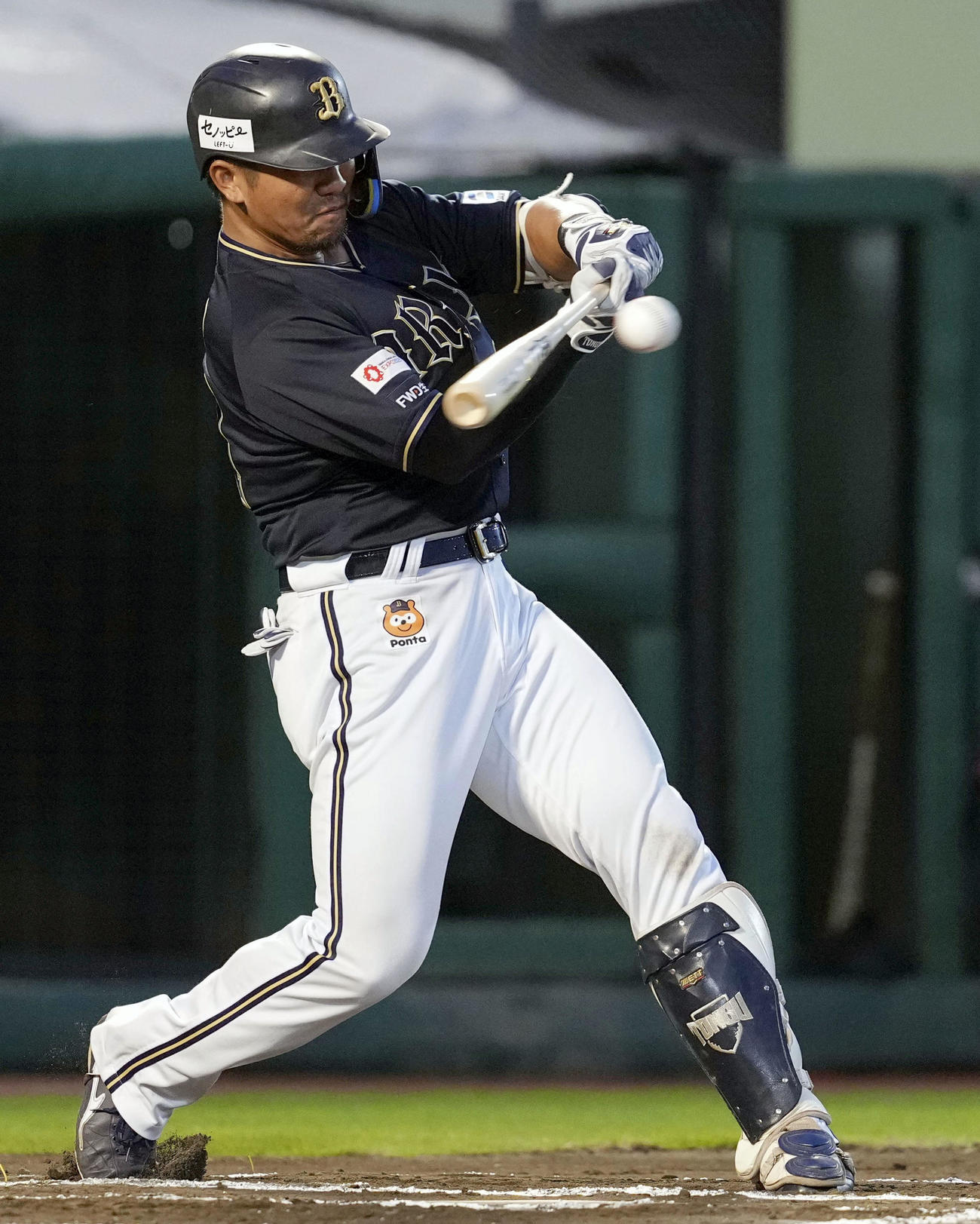 6回オリックス無死二、三塁、頓宮が中前に2点打を放つ（共同）