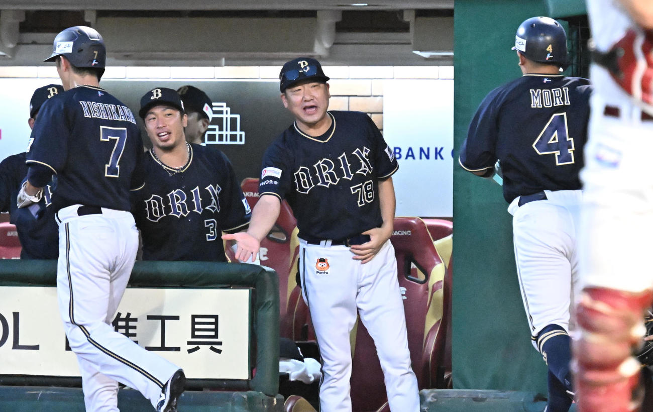 楽天対オリックス　6回表オリックス無死二，三塁、頓宮裕真の同点適時打で生還した西川（7）、森（4）を迎える中嶋監督（中央右）ら（撮影・千葉一成）