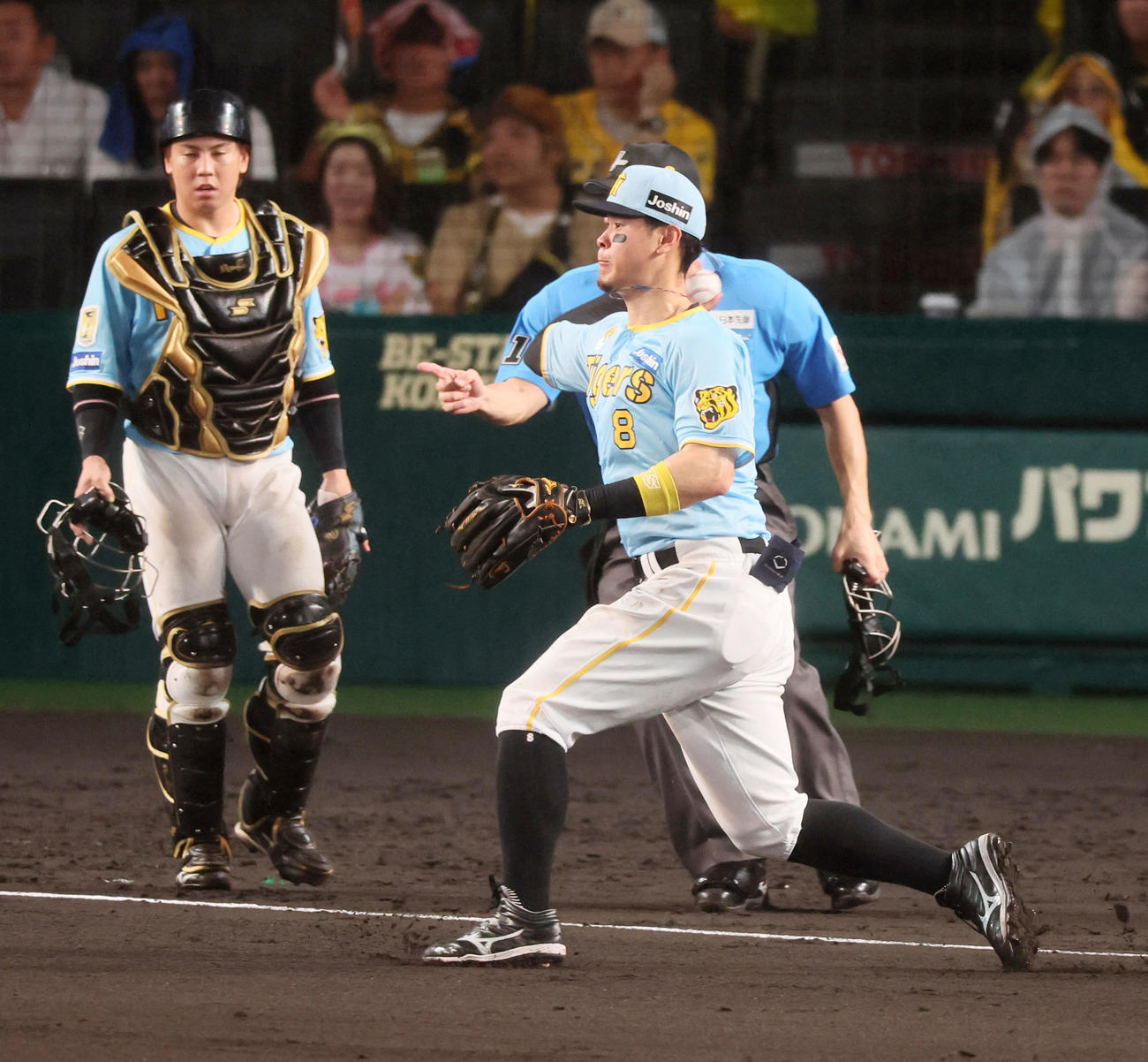 阪神対巨人　7回表巨人無死一塁、佐藤輝は吉川のバントを一塁へ悪送球（撮影・加藤哉）