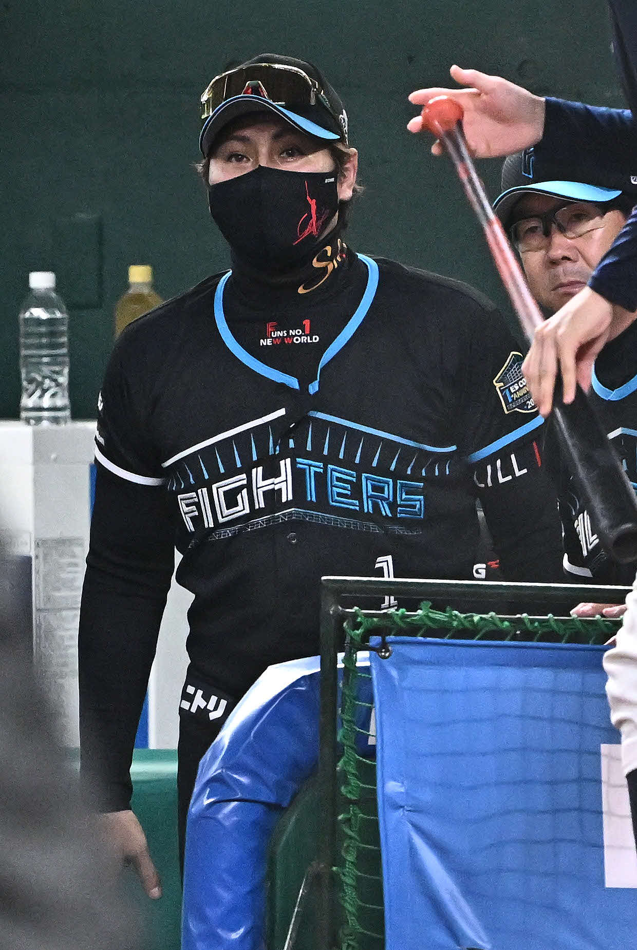 西武対日本ハム　戦況を見守る日本ハム新庄監督（撮影・滝沢徹郎）