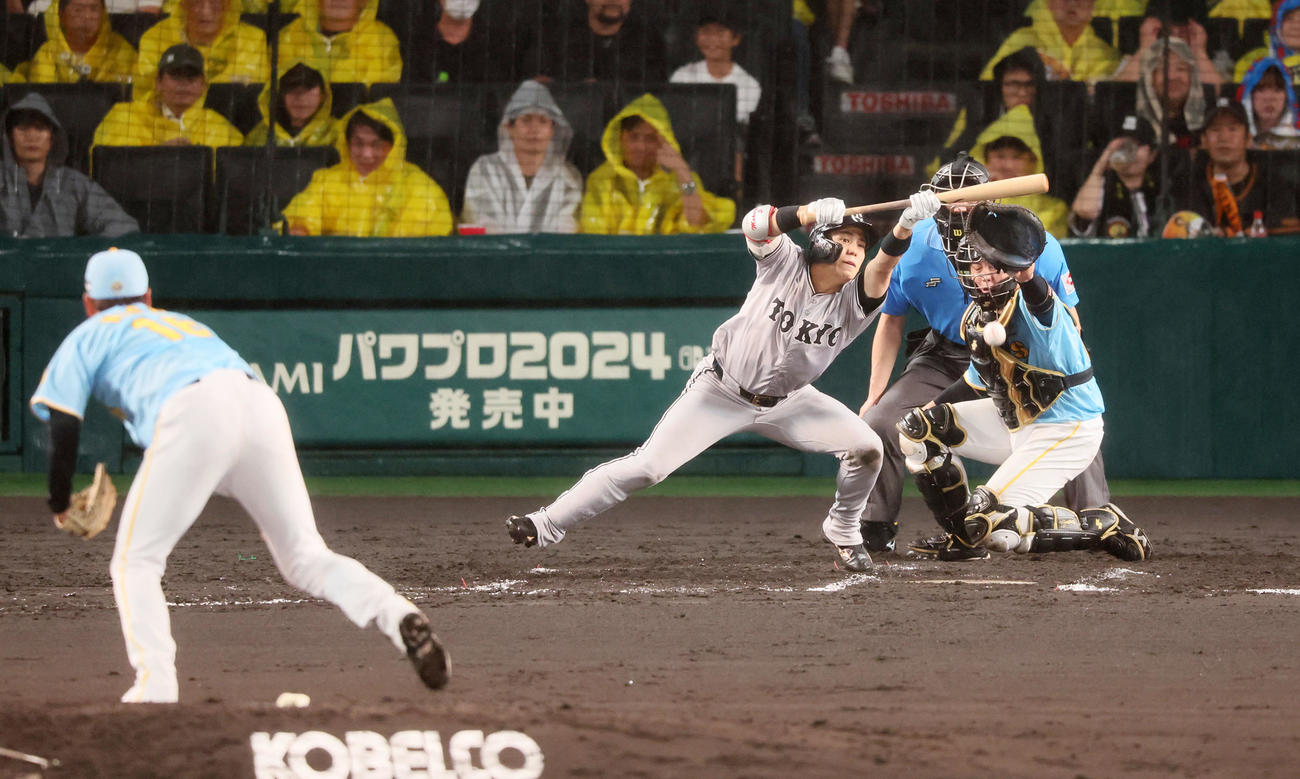 阪神対巨人　7回表巨人無死一、三塁、門脇はスクイズバントを決めれられず。投手西勇（撮影・加藤哉）