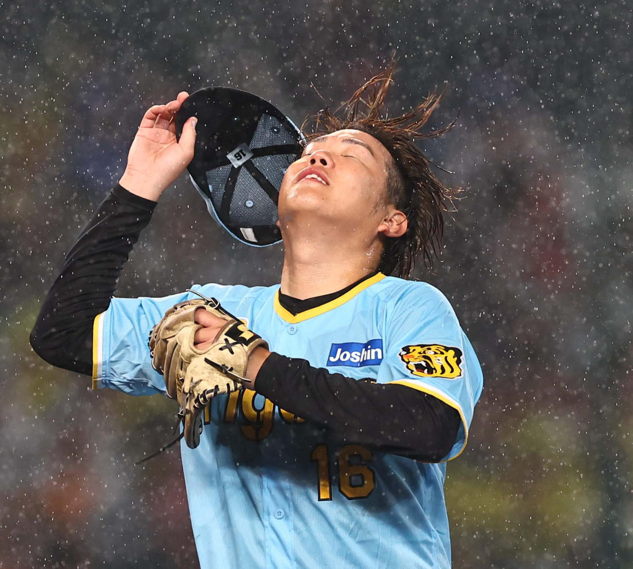 阪神対巨人　7回途中で降板する西勇（撮影・上田博志）