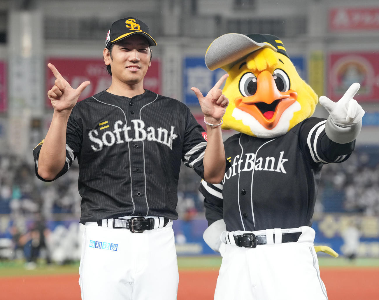 ロッテ対ソフトバンク　ロッテに勝利し、ポーズを取るソフトバンク石川（撮影・鈴木みどり）