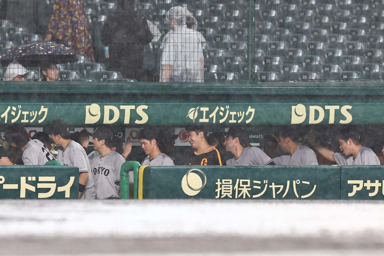 阪神対巨人　雨天コールドで13勝目をあげた菅野（中央）は笑顔を見せながらナインとハイタッチをする（撮影・上田博志）