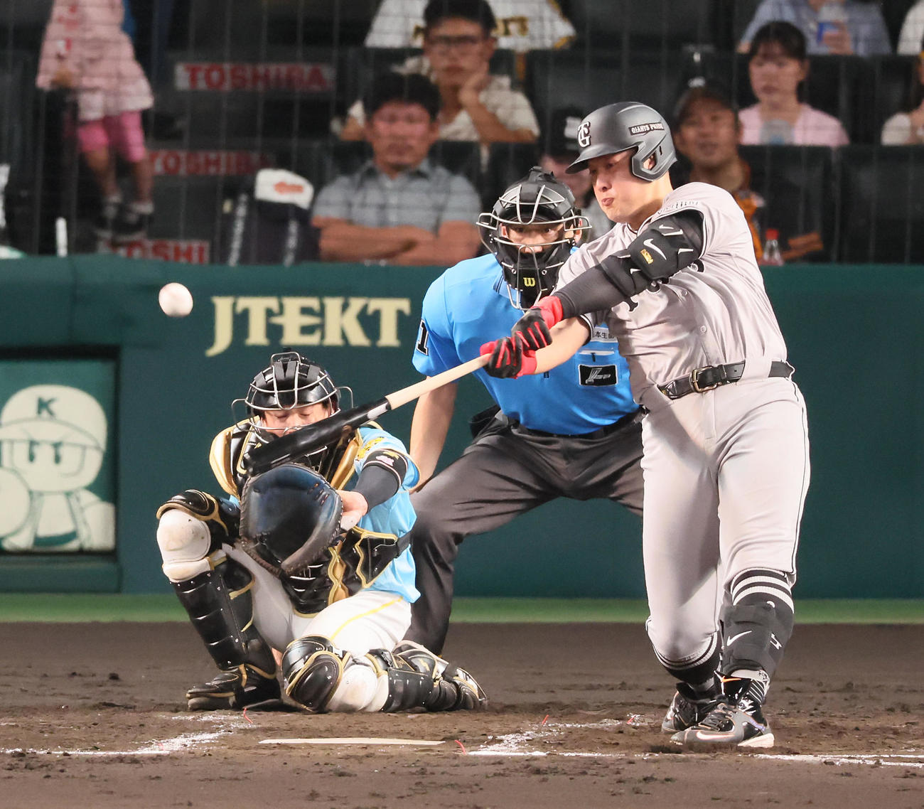 阪神対巨人　4回表巨人1死、岡本和は右二塁打を放つ（撮影・加藤哉）