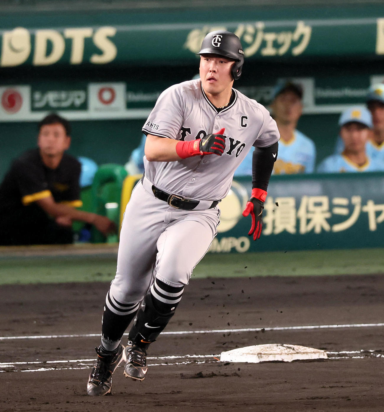 阪神対巨人　4回表巨人1死、岡本和は右二塁打を放つ（撮影・加藤哉）