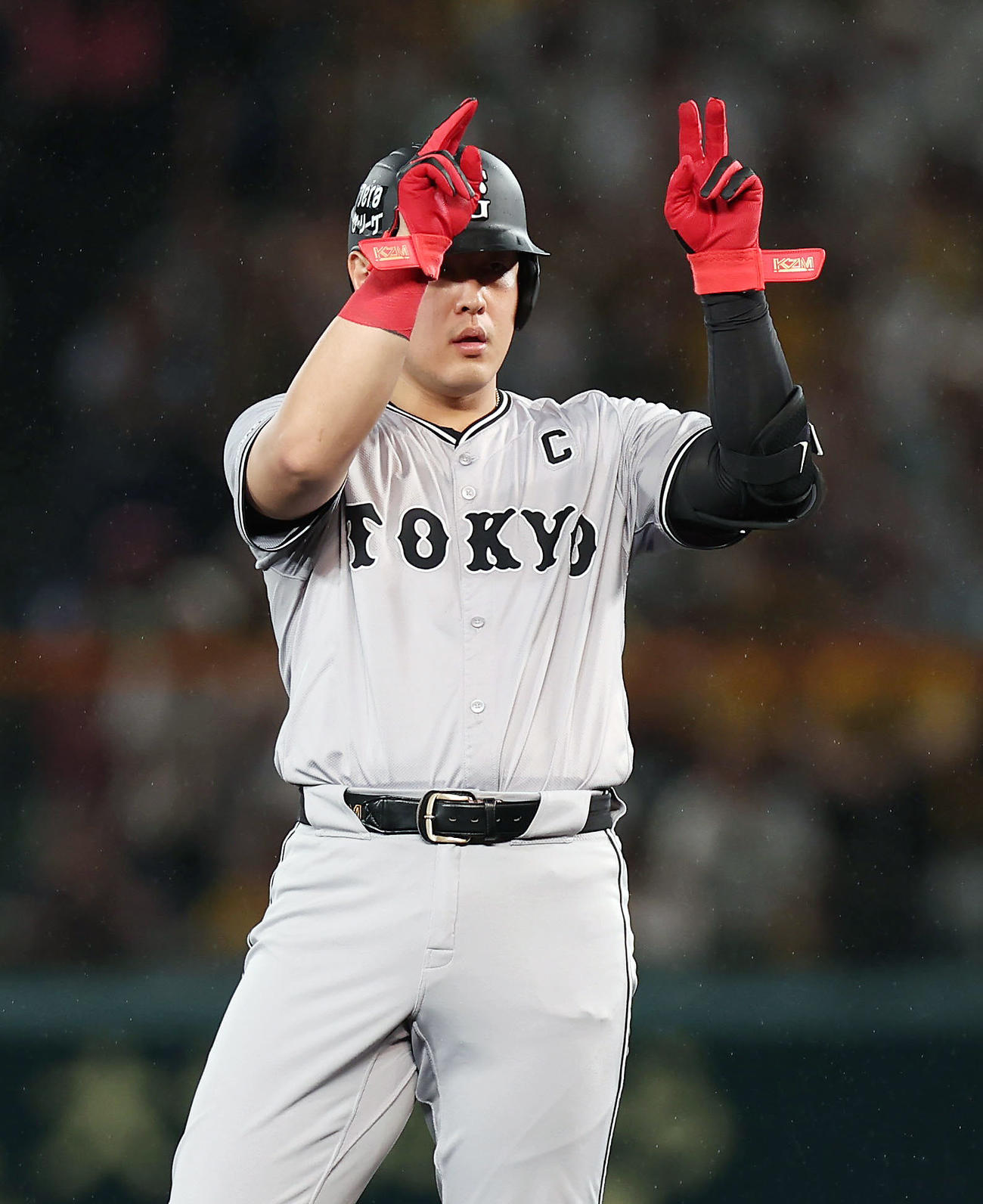 阪神対巨人　4回表巨人1死、右中間へ二塁打を放ちポーズをとる岡本和（撮影・前田充）