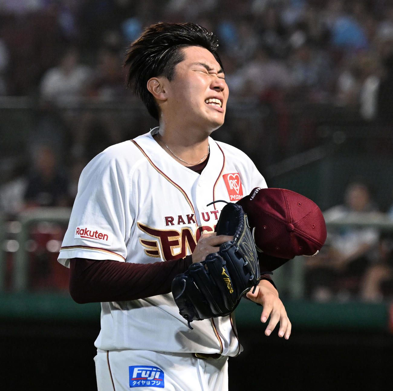 楽天対オリックス　3失点した6回の投球を終え、表情を歪めながらベンチに戻る2番手渡辺翔（撮影・千葉一成）