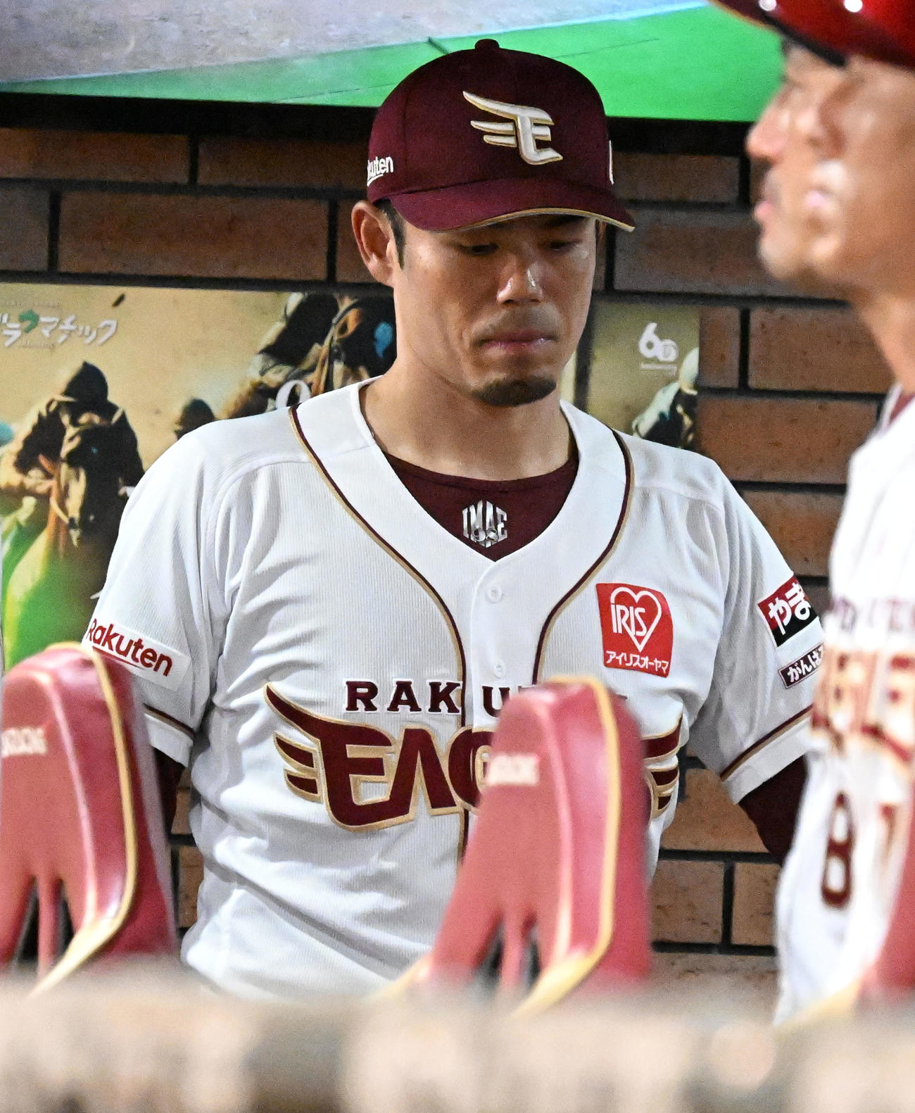 楽天対オリックス　9回、選手交代を告げた後、ベンチでさえない表情の楽天今江敏晃（撮影・千葉一成）
