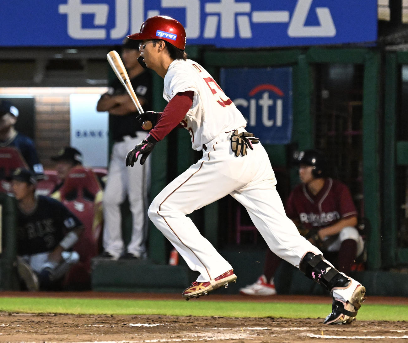 楽天対オリックス　6回裏2死一塁、右前打を放つ武藤（撮影・千葉一成）