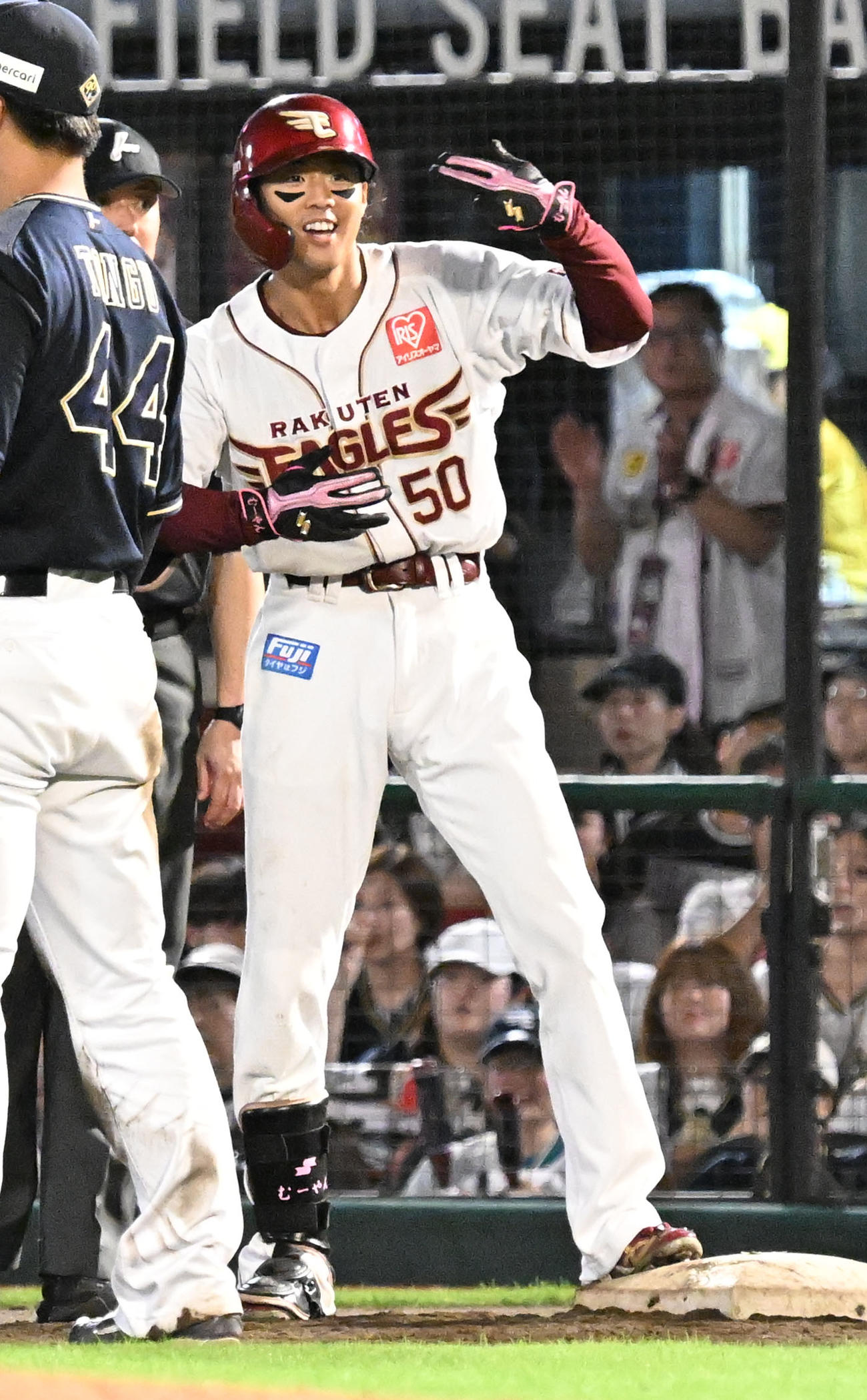 楽天対オリックス　6回裏2死一塁、右前打を放ちベンチに向かってポーズをとる武藤（撮影・千葉一成）