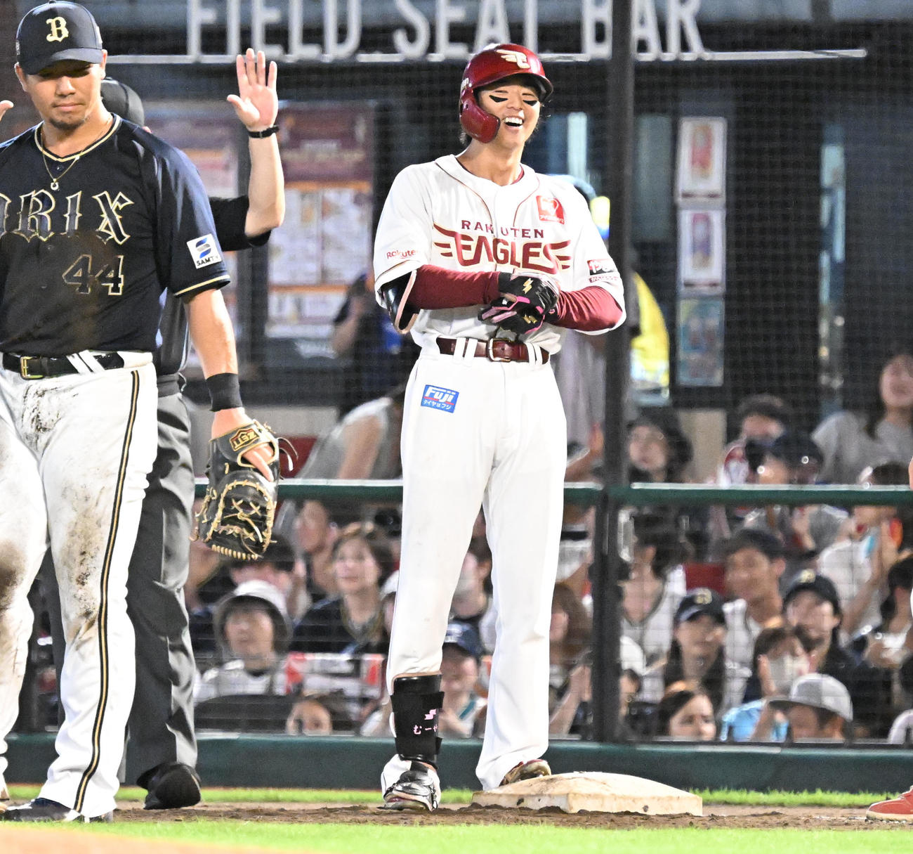 楽天対オリックス　6回裏2死一塁、右前打を放ち笑顔を見せる武藤（撮影・千葉一成）