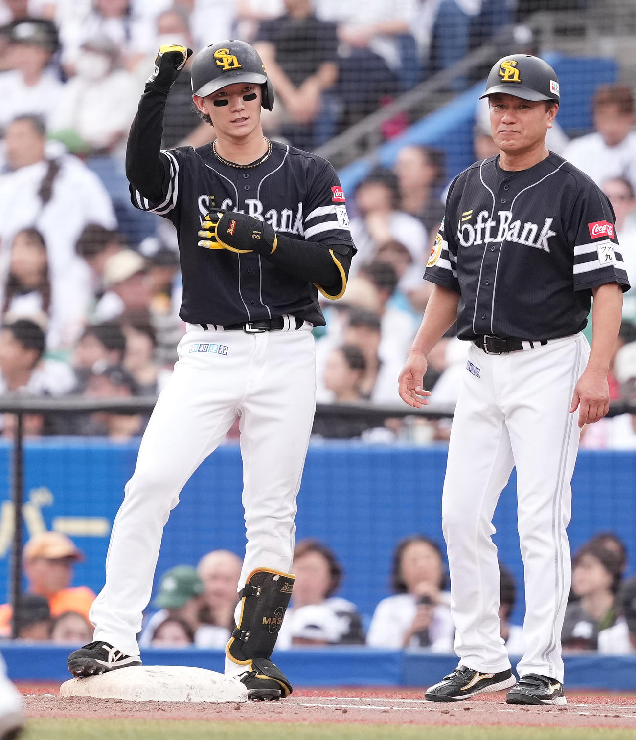 ロッテ対ソフトバンク　3回表ソフトバンク2死三塁、中前適時打を放った正木（左）はガッツポーズ（撮影・鈴木みどり）