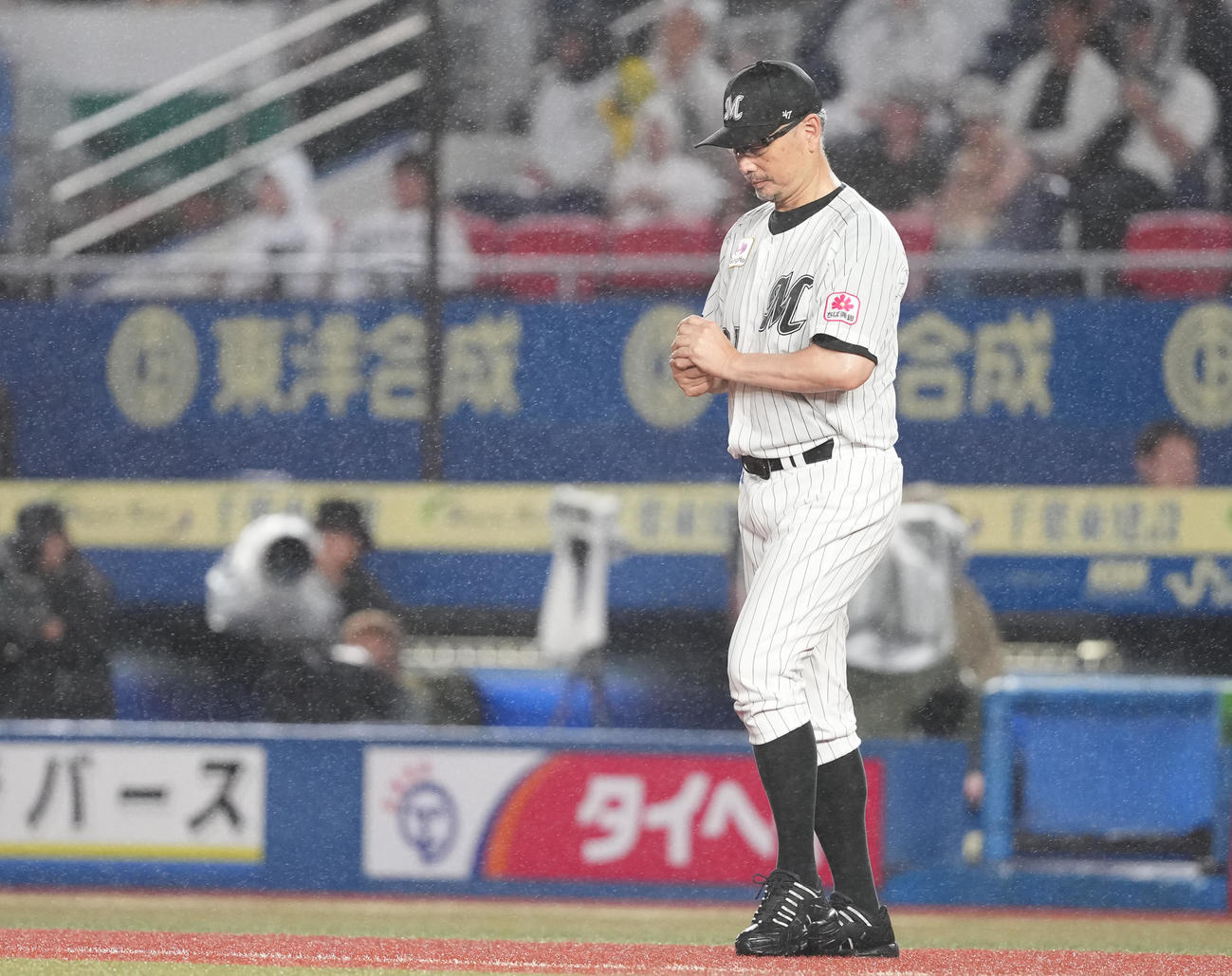 ロッテ対ソフトバンク　7回表、マウンドへ向かうロッテ吉井理人監督（撮影・鈴木みどり）
