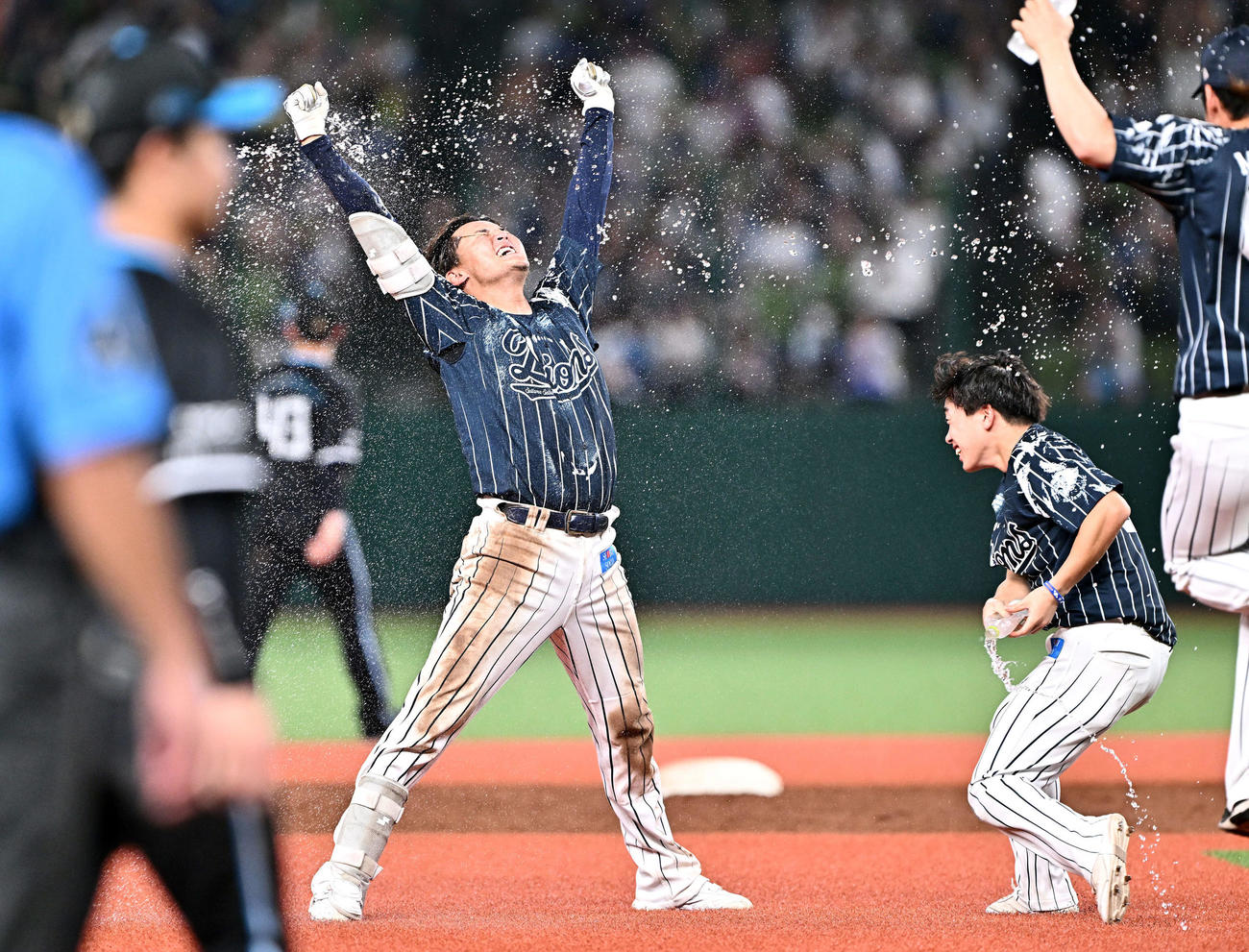西武対日本ハム　9回裏西武2死満塁、サヨナラ打を放った元山（左）はチームメートからウオーターシャワーで祝福される（撮影・滝沢徹郎）