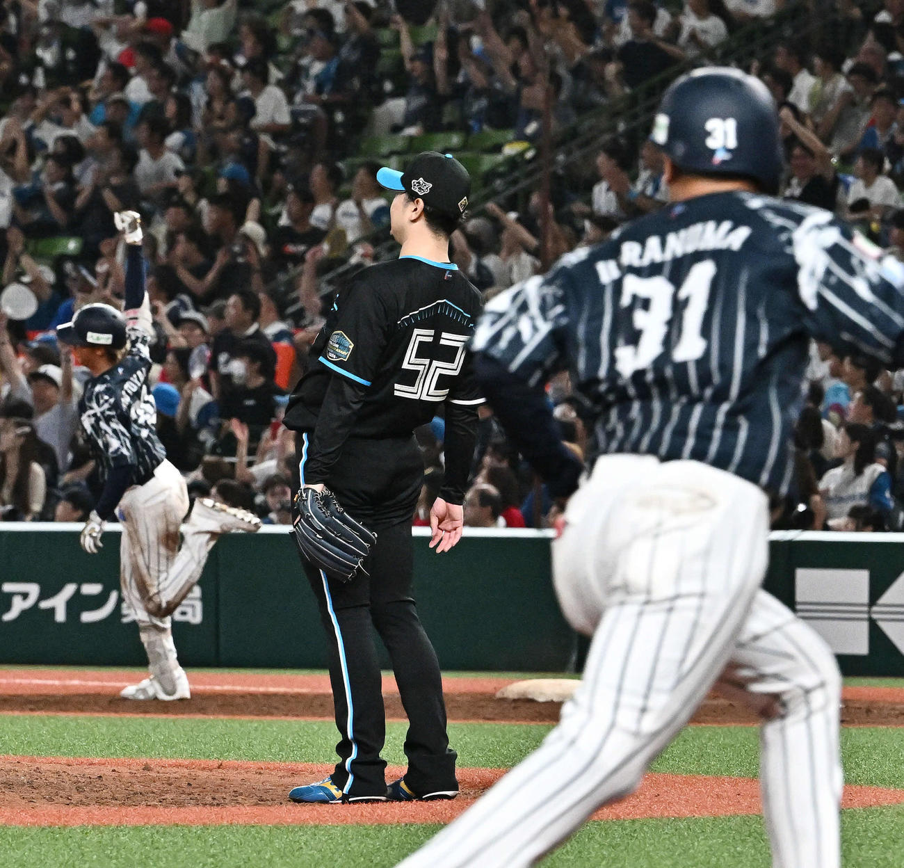西武対日本ハム　9回裏西武2死満塁、元山（後方）にサヨナラ打を許す池田（中央）（撮影・滝沢徹郎）