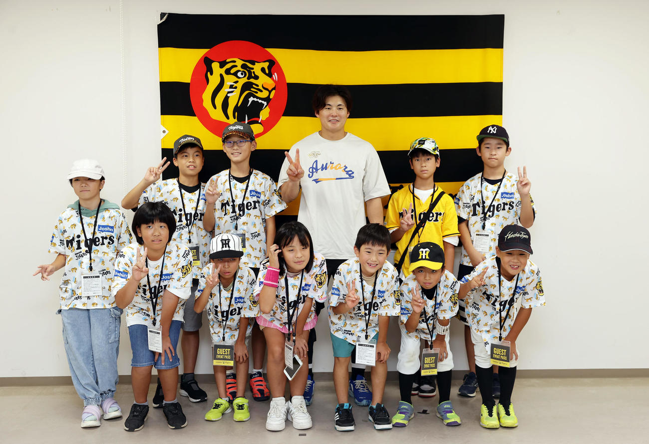 阪神対巨人　試合前のイベントで子どもたちと交流する阪神前川（後列中央）（撮影・前田充）
