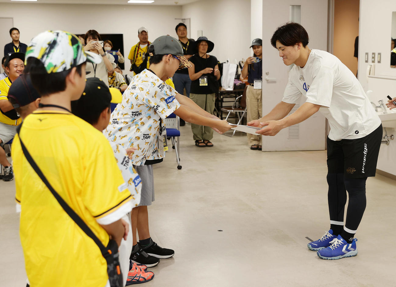 阪神対巨人　試合前のイベントで子どもたちと交流する阪神前川（右）（撮影・前田充）