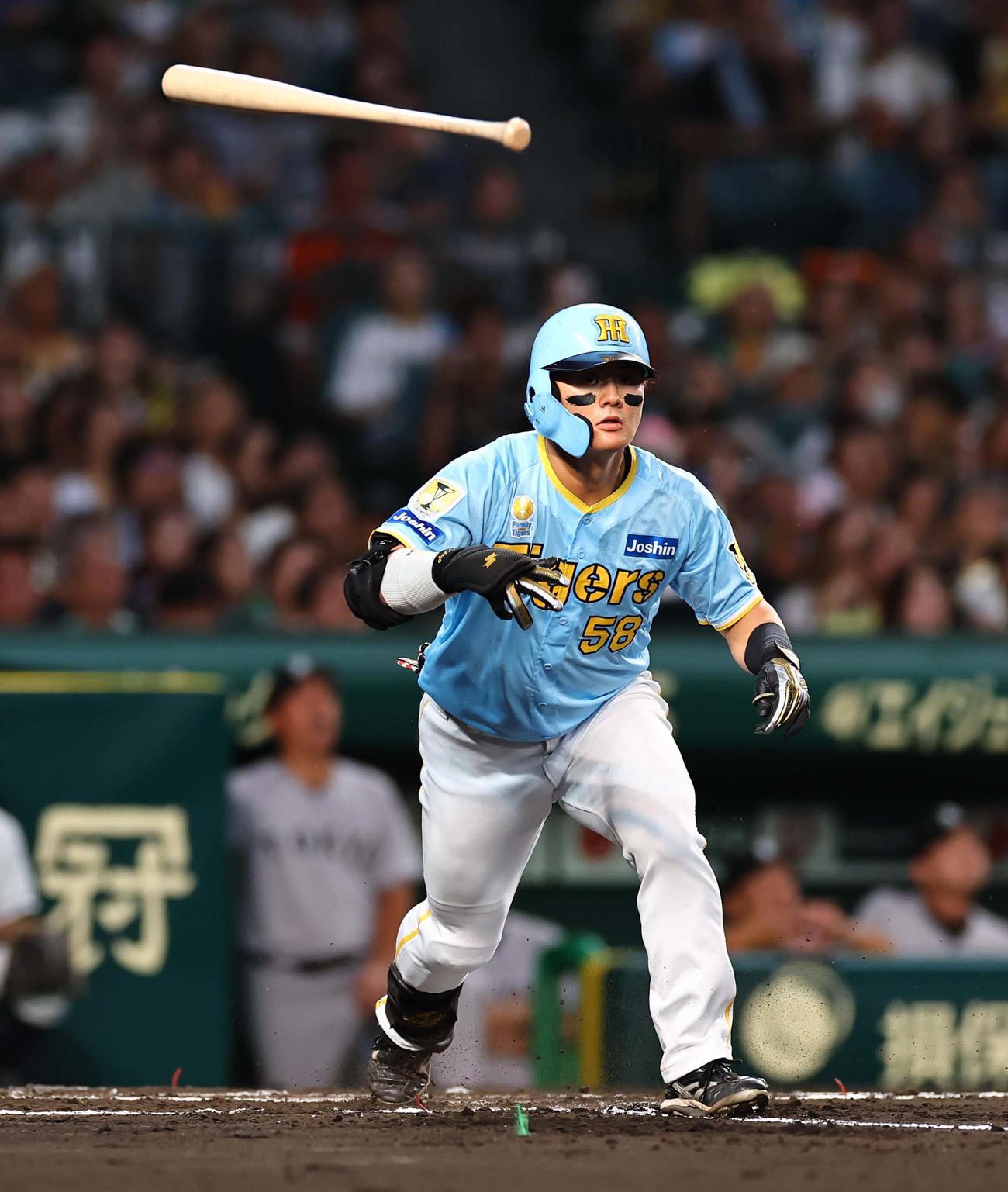 阪神対巨人　1回裏阪神2死一、二塁、前川は中飛に倒れる（撮影・上田博志）
