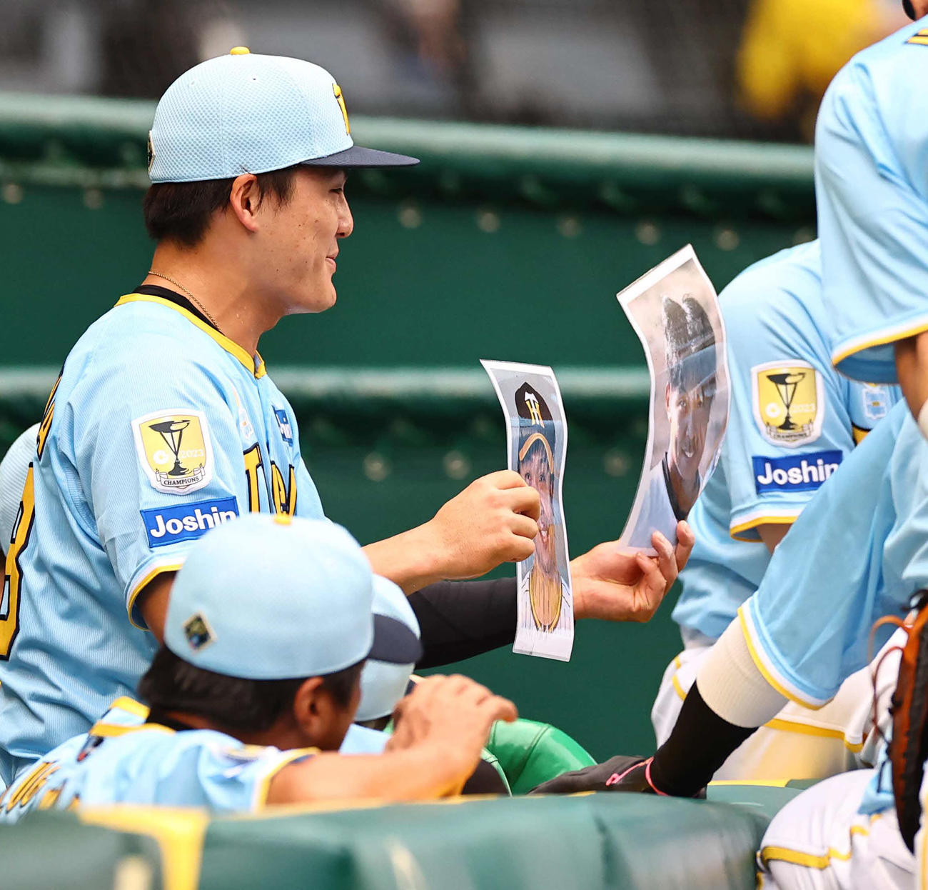 阪神対巨人　前川は島田の写真を使って声だしをする（撮影・上田博志）