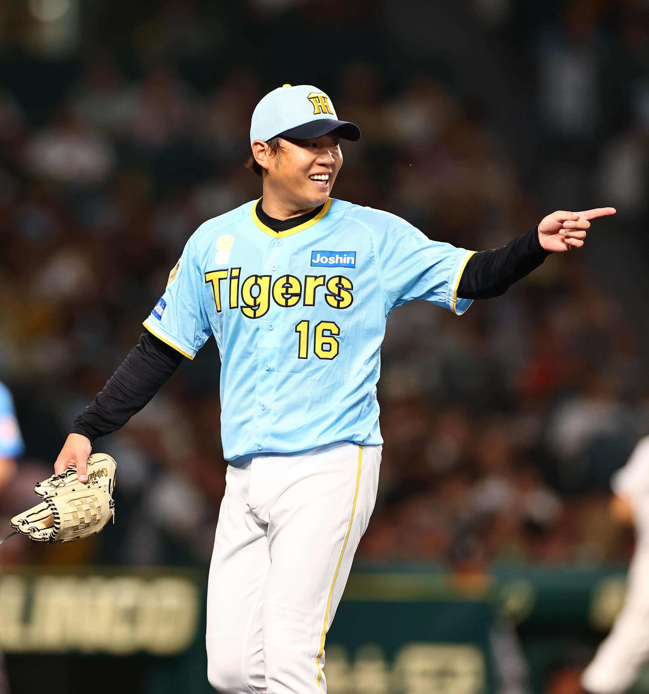 阪神対巨人　好投する西勇は笑顔を見せる（撮影・上田博志）