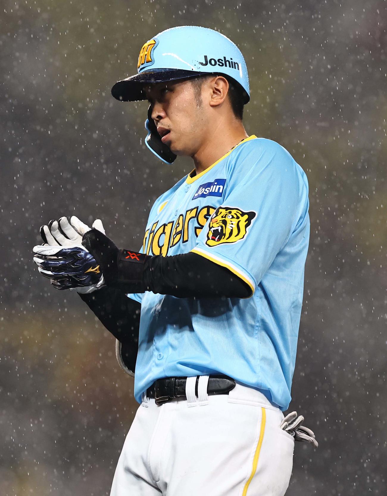 阪神対巨人　7回裏阪神1死、島田は左前打を放つ（撮影・上田博志）