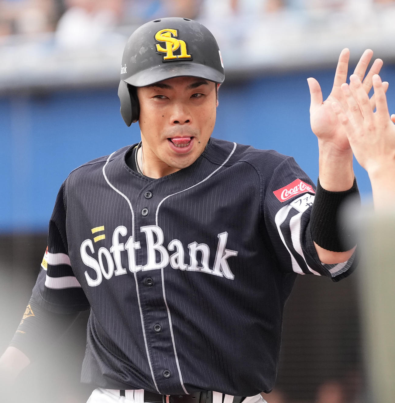 ロッテ対ソフトバンク　3回表ソフトバンク2死三塁、正木の中前適時打で生還した近藤はナインと笑顔でハイタッチ（撮影・鈴木みどり）