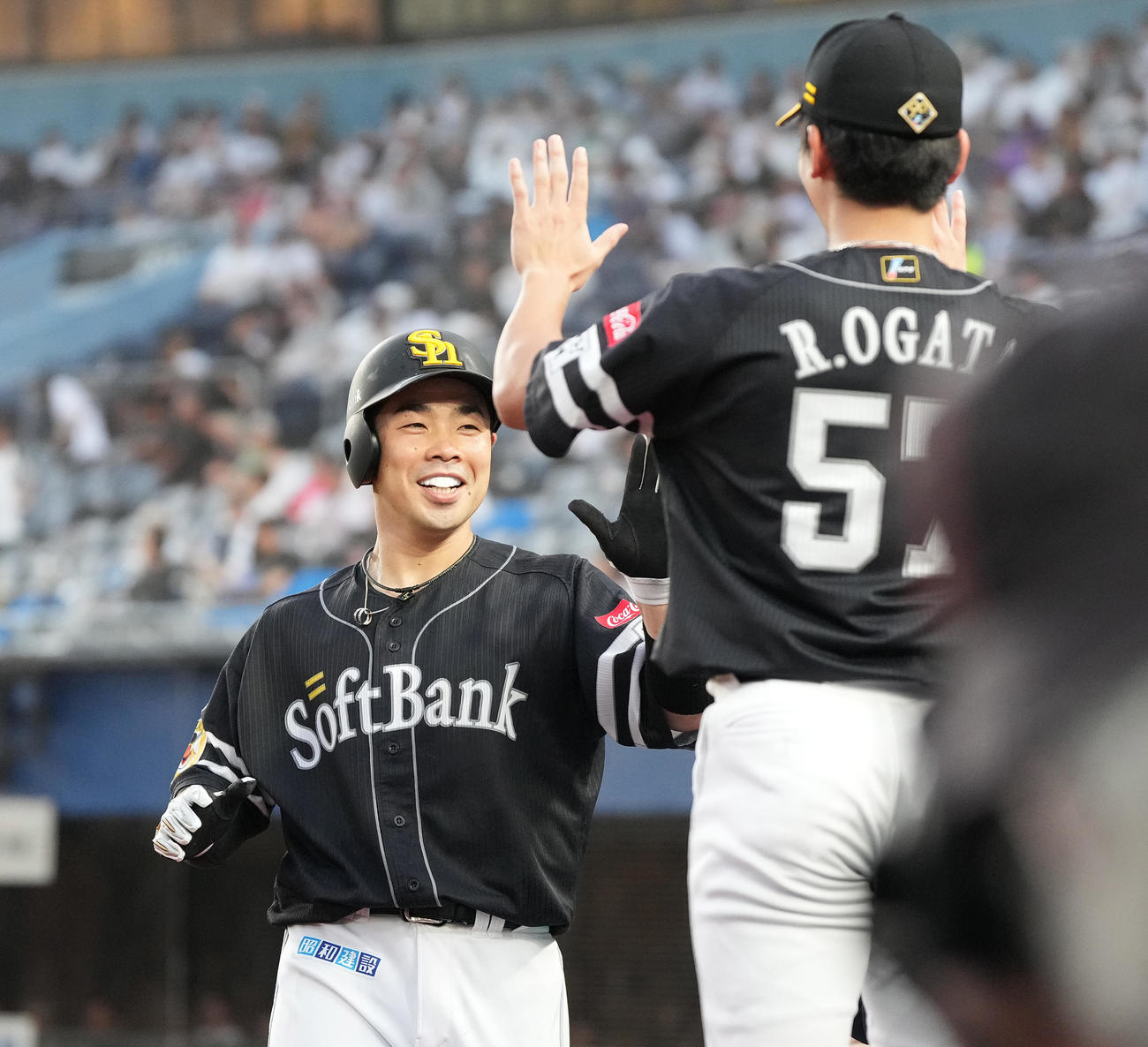 ロッテ対ソフトバンク　5回表ソフトバンク1死、左越えソロ本塁打を放った近藤はナインと笑顔でハイタッチ（撮影・鈴木みどり）