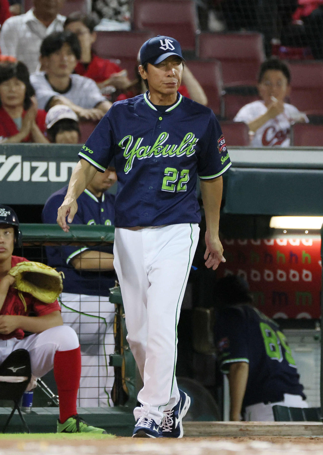 広島対ヤクルト　6回表終了時、交代を告げる高津監督（撮影・加藤孝規）