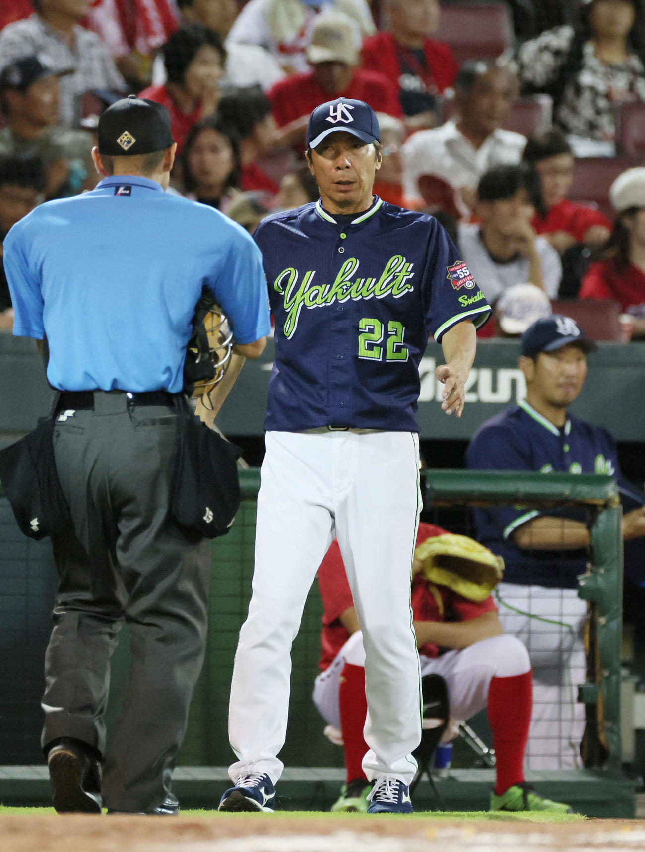 広島対ヤクルト　6回表終了時、交代を告げる高津監督（撮影・加藤孝規）