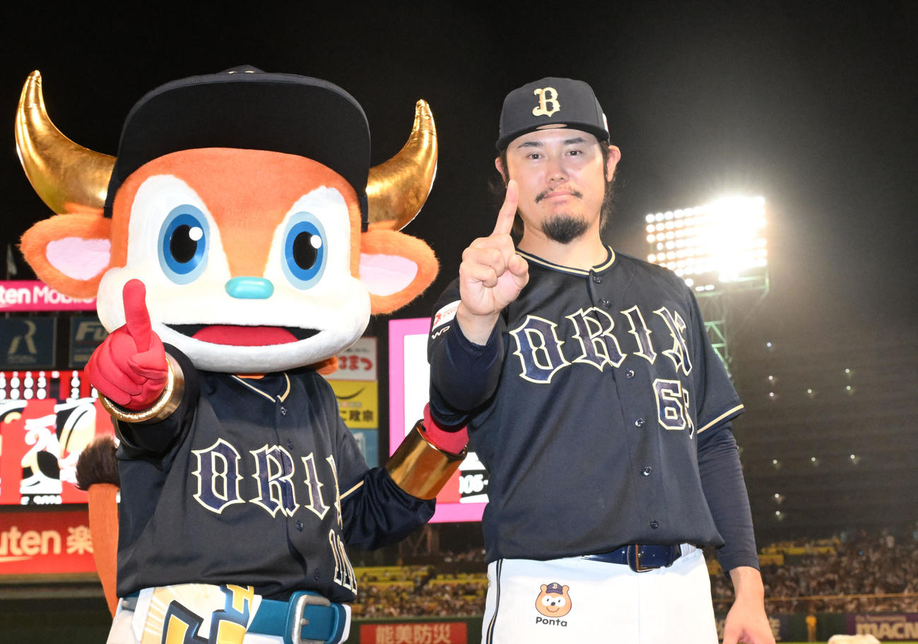 楽天対オリックス　移籍後初勝利を挙げ、ポーズをとるオリックス鈴木（撮影・千葉一成）