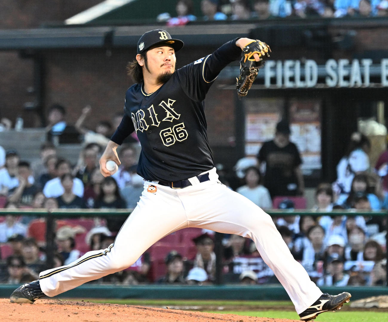 楽天対オリックス　5回裏途中、2番手で登板する鈴木（撮影・千葉一成）
