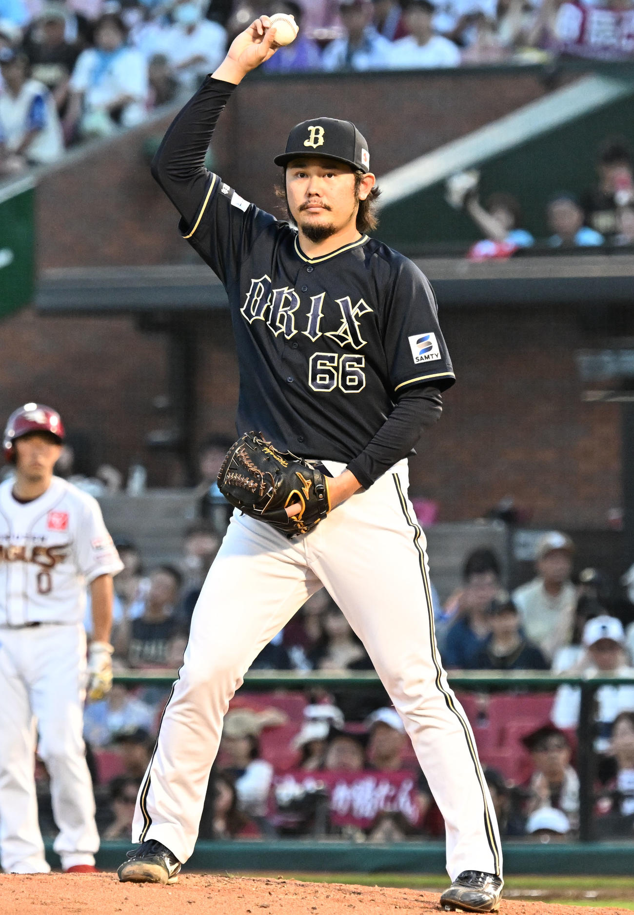 楽天対オリックス　5回途中、2番手でマウンドに上がったオリックス鈴木（撮影・千葉一成）