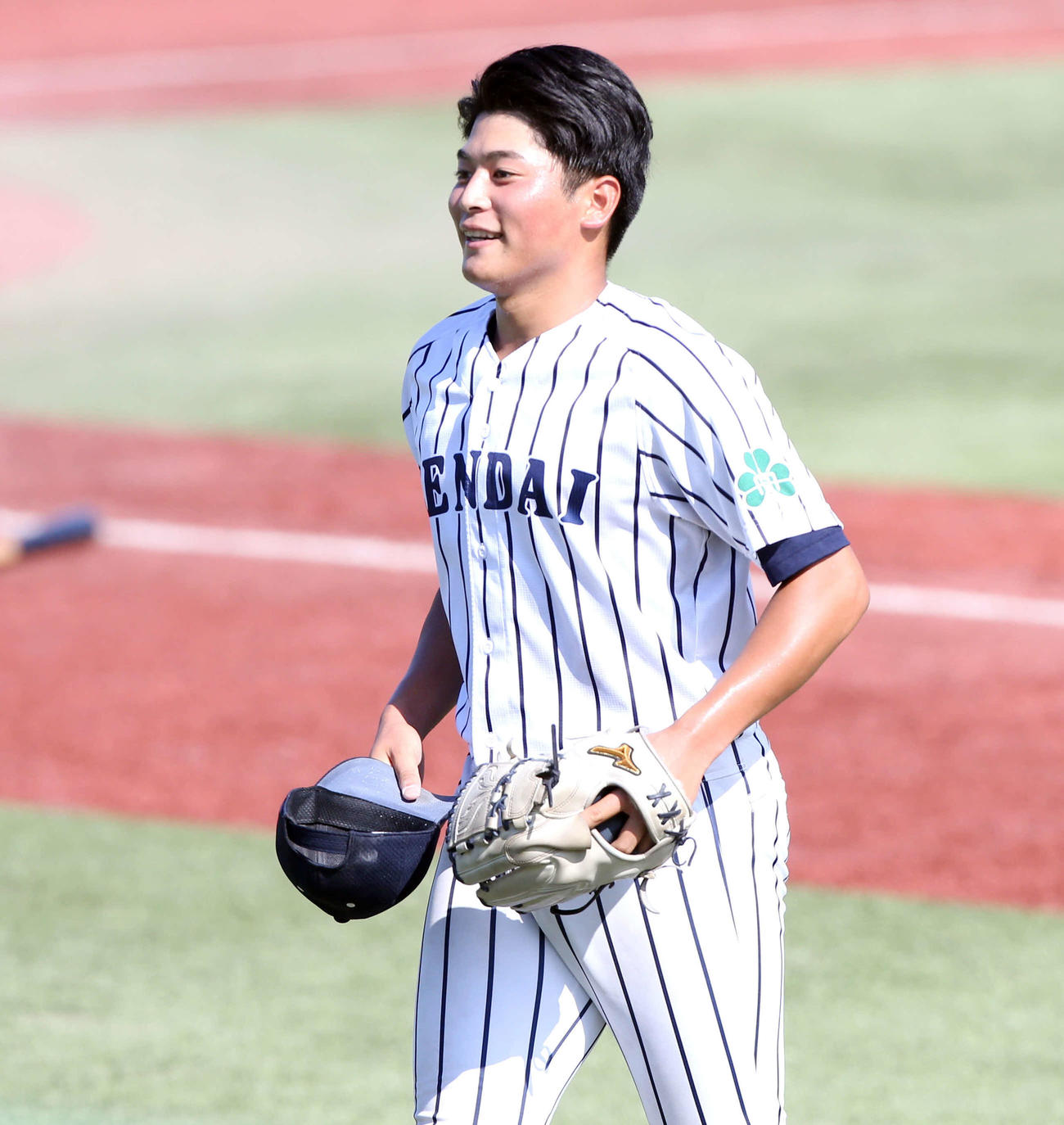 宮教大対仙台大　7回を3者凡退に抑え、笑顔でベンチに戻る仙台大・佐藤幻（撮影・木村有優）