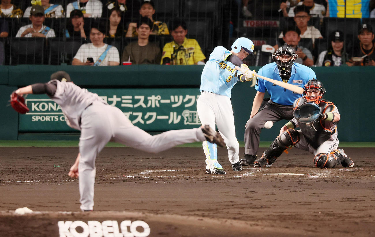阪神対巨人　5回裏阪神2死、近本は二塁内野安打で出塁する。投手菅野（撮影・加藤哉）