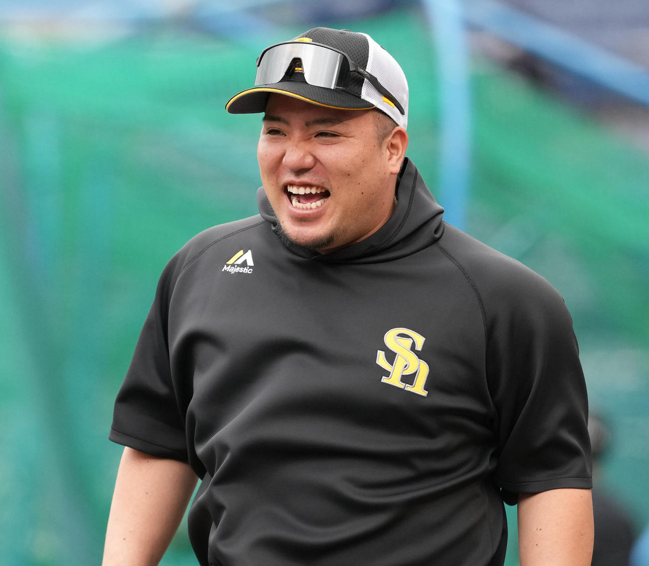 ロッテ対ソフトバンク　試合前練習で笑顔のソフトバンク山川（撮影・鈴木みどり）