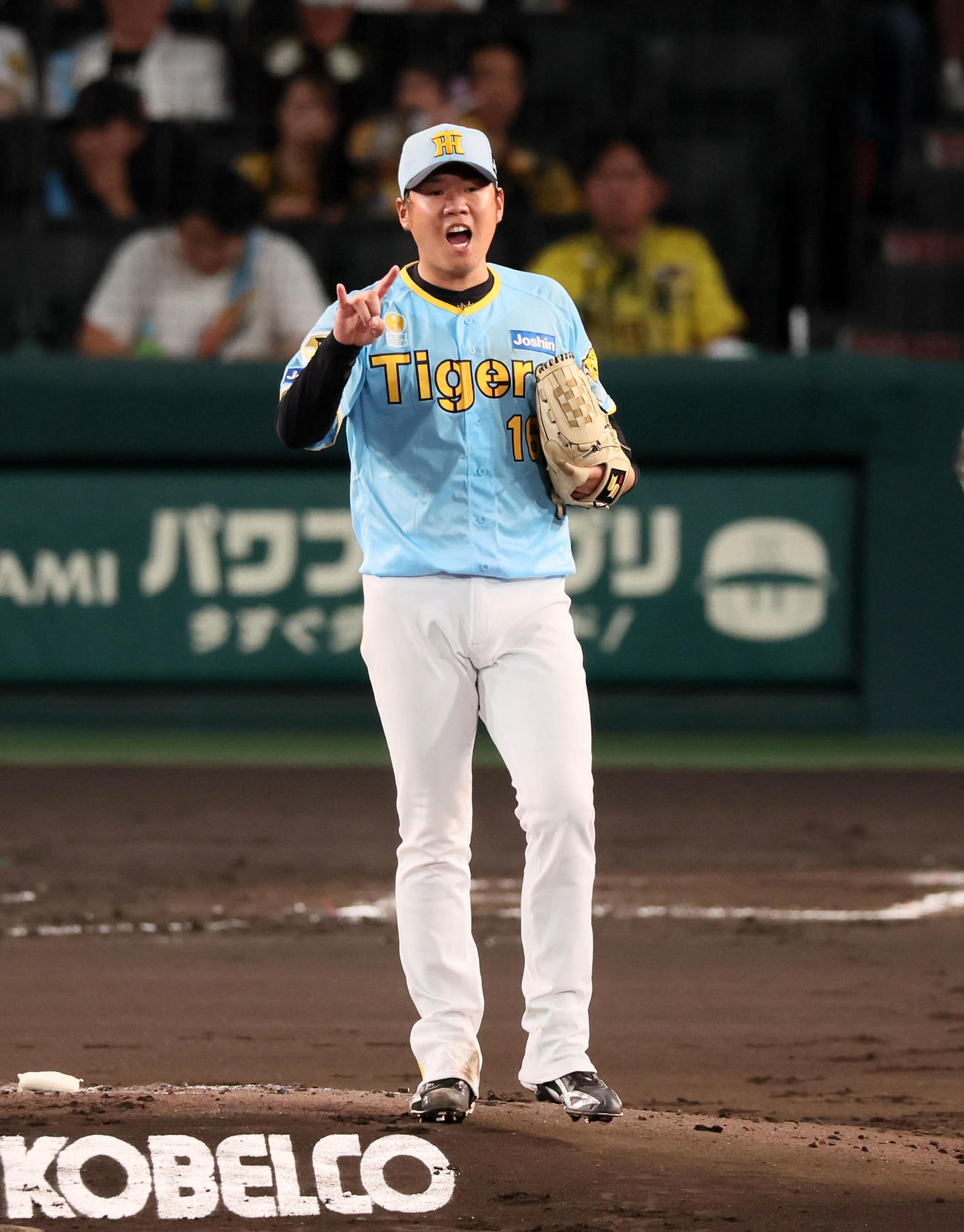 阪神対巨人　3回表巨人1死、西勇は菅野を三振に仕留め野手に声をかける（撮影・加藤哉）