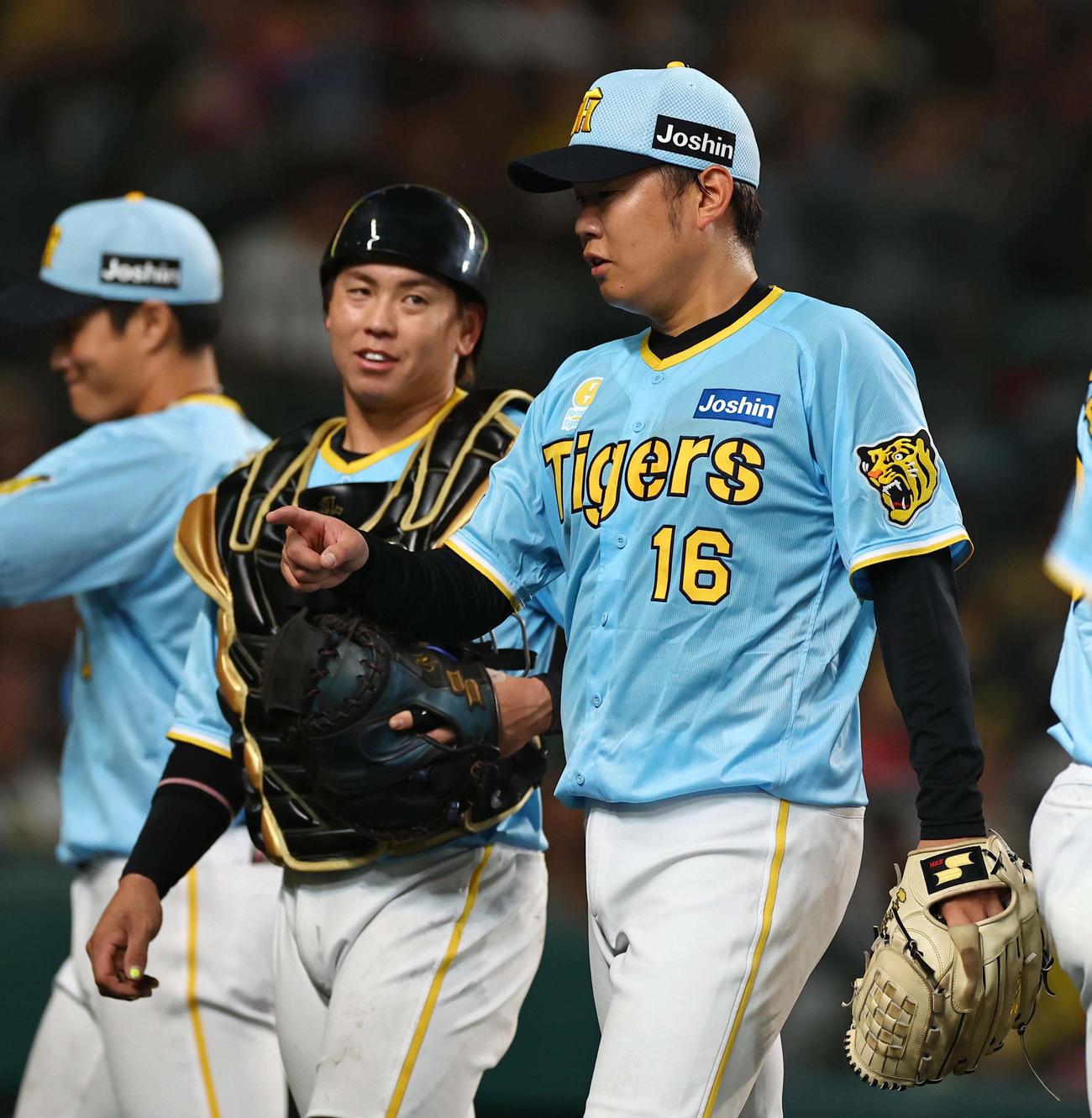 阪神対巨人　西勇（右）は梅野と話しながらベンチに引き揚げる（撮影・上田博志）