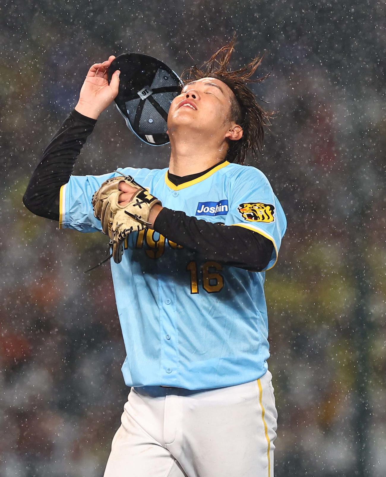 阪神対巨人　7回途中で降板する西勇（撮影・上田博志）