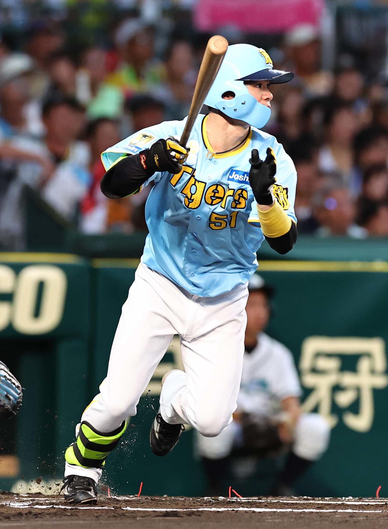 阪神対巨人　1回裏阪神1死、中野は中前打を放つ（撮影・上田博志）