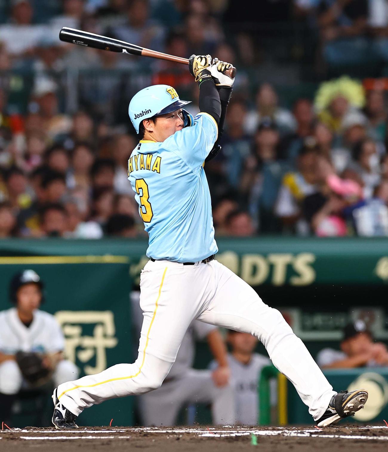 阪神対巨人　1回裏阪神1死一、二塁、大山は右前に先制適時打を放つ（撮影・上田博志）