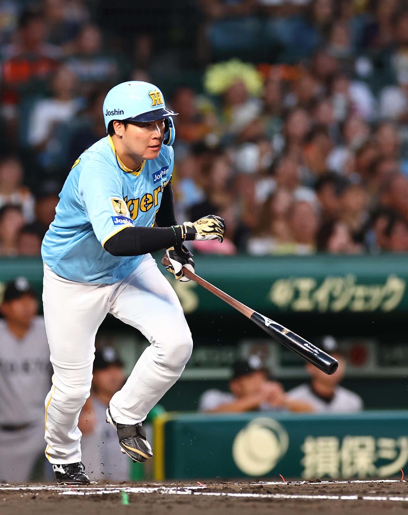 阪神対巨人　1回裏阪神1死一、二塁、大山は右前に先制適時打を放つ（撮影・上田博志）