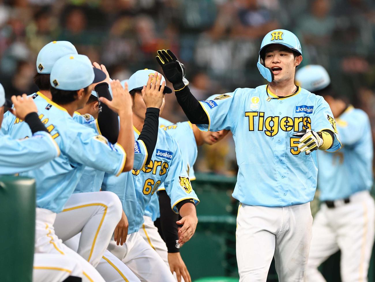 阪神対巨人　1回裏阪神1死一、二塁、中野は大山の先制適時打で生還する（撮影・上田博志）