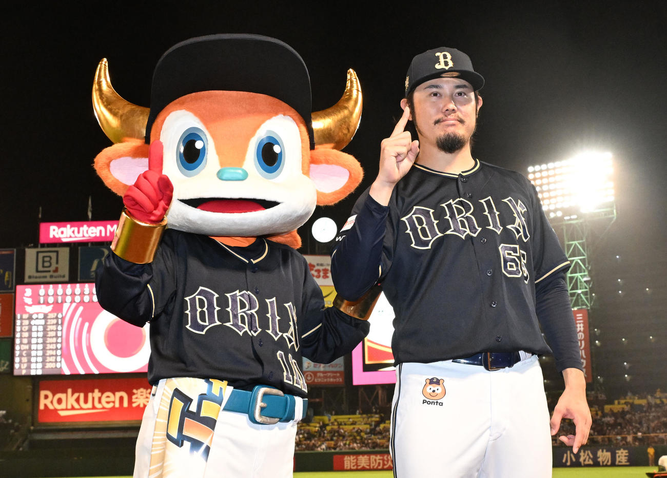 楽天対オリックス　移籍後初勝利を挙げ、ポーズをとるオリックス鈴木（撮影・千葉一成）
