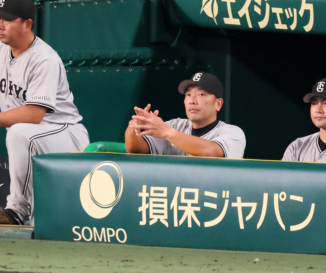 阪神対巨人　3回裏、ベンチ最前列に陣取って試合を注視する阿部監督（撮影・加藤哉）