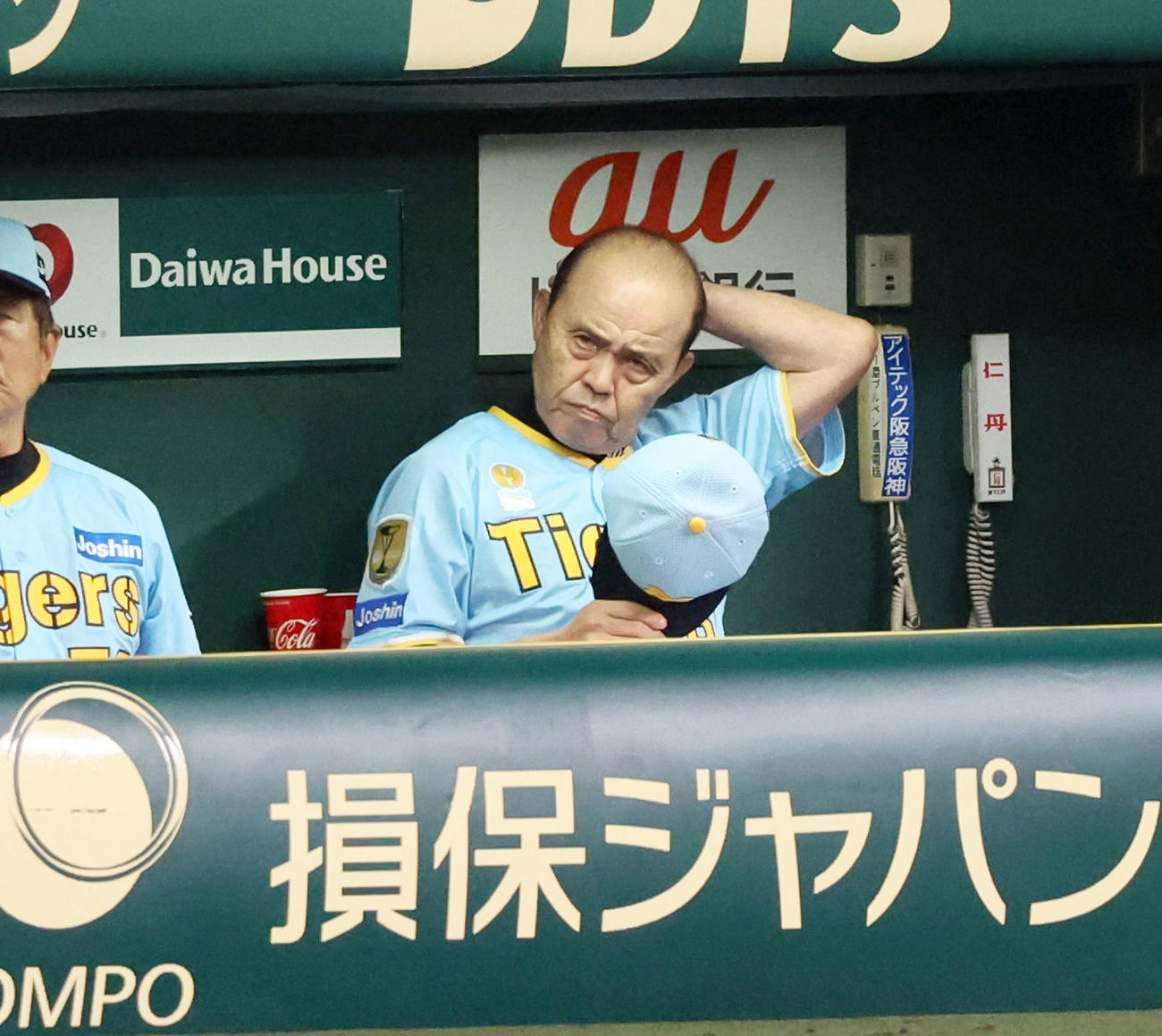 阪神対巨人　5回表を終えベンチで厳しい表情を見せる岡田監督（撮影・加藤哉）