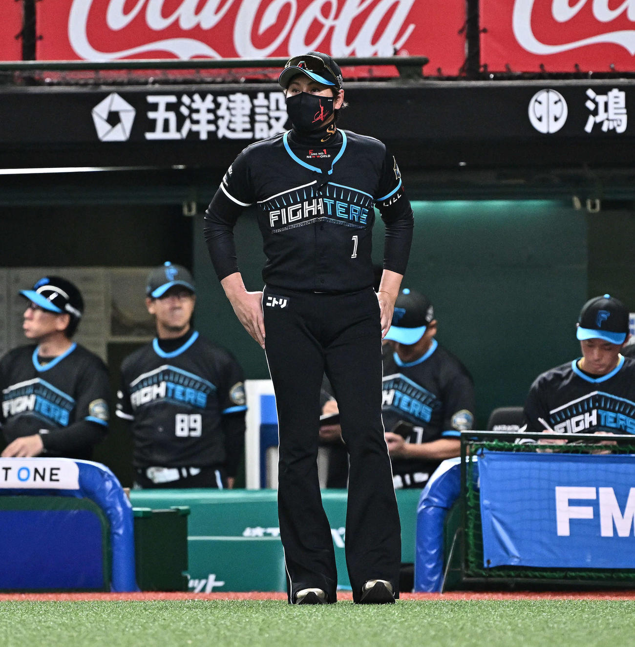 西武対日本ハム　9回裏西武2死満塁、代打栗山に押し出し四球を許した柳川の交代を告げる新庄監督（撮影・滝沢徹郎）
