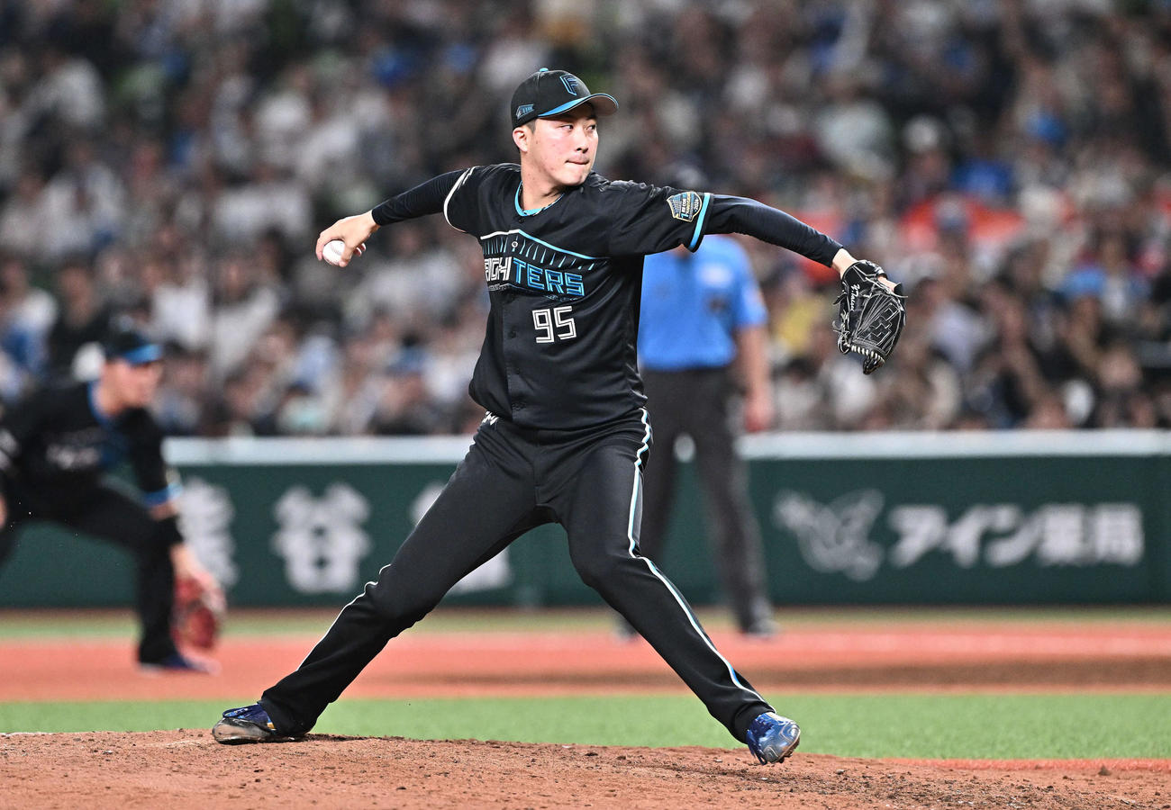 西武対日本ハム　9回裏、日本ハム4番手で登板する柳川（撮影・滝沢徹郎）